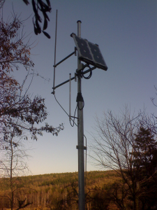 Sendemast f&uuml;r Messwert&uuml;bertragung per GSM-Funkmodem einschl. Solarer Stromversorgung. Um die Schaltanlage vor Temperaturen unter 0&deg;C zu sch&uuml;tzen wurde die Schaltanlage als Unterflursystem konzipiert und Ausgef&uuml;hrt (absenkbar bis ausserhalb der Frostgrenze)